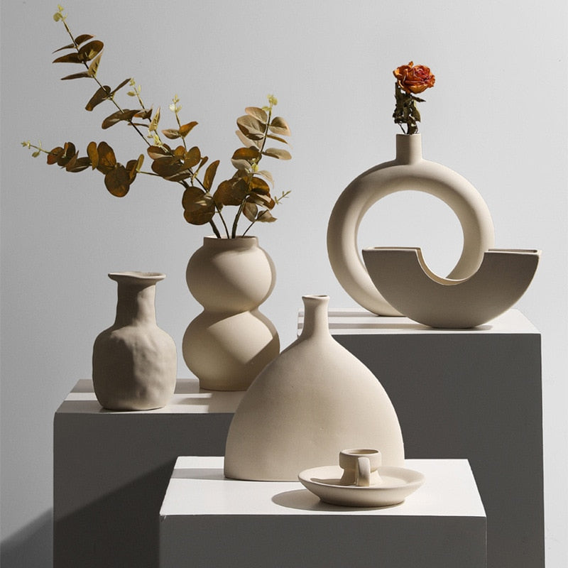 Wazon ceramiczny o nieregularnym kształcie w jasnym kolorze