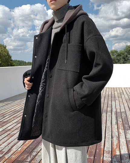 Męski płaszcz z kapturem zapinany na zatrzaski
