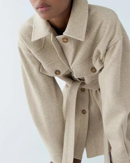 Damski płaszcz o koszulowym kroju