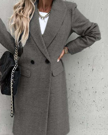 Damski płaszcz o klasycznym kroju długości za kolano