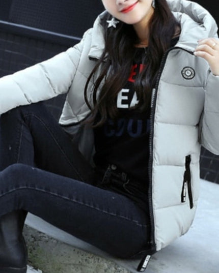 Damska kurtka zimowa zapinana na suwak z naszywką na ramieniu