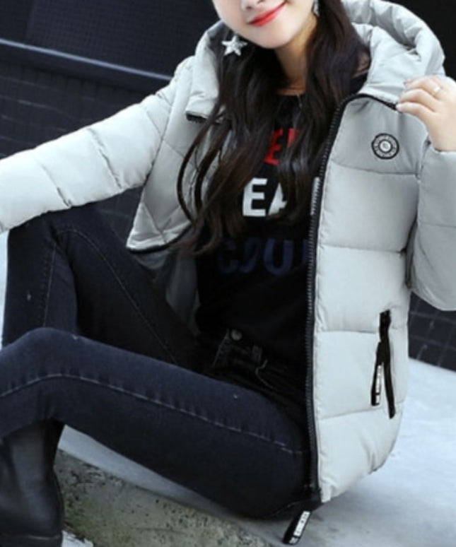 Damska kurtka zimowa zapinana na suwak z naszywką na ramieniu