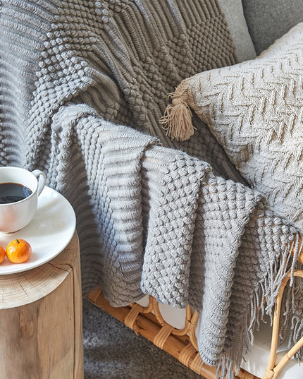 Klasyczny koc z ozdobną fakturą z frędzlami