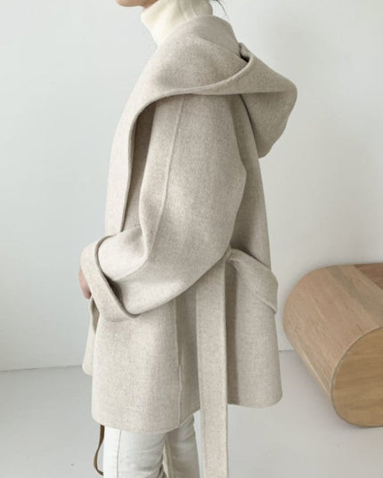 Damski płaszcz klasyczny wiązany z kapturem