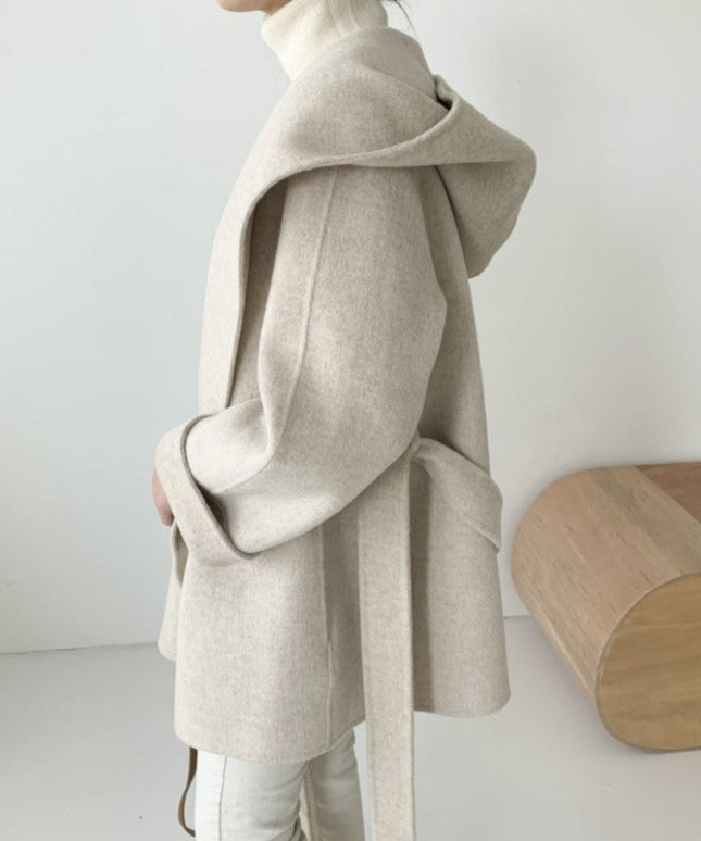 Damski płaszcz klasyczny wiązany z kapturem