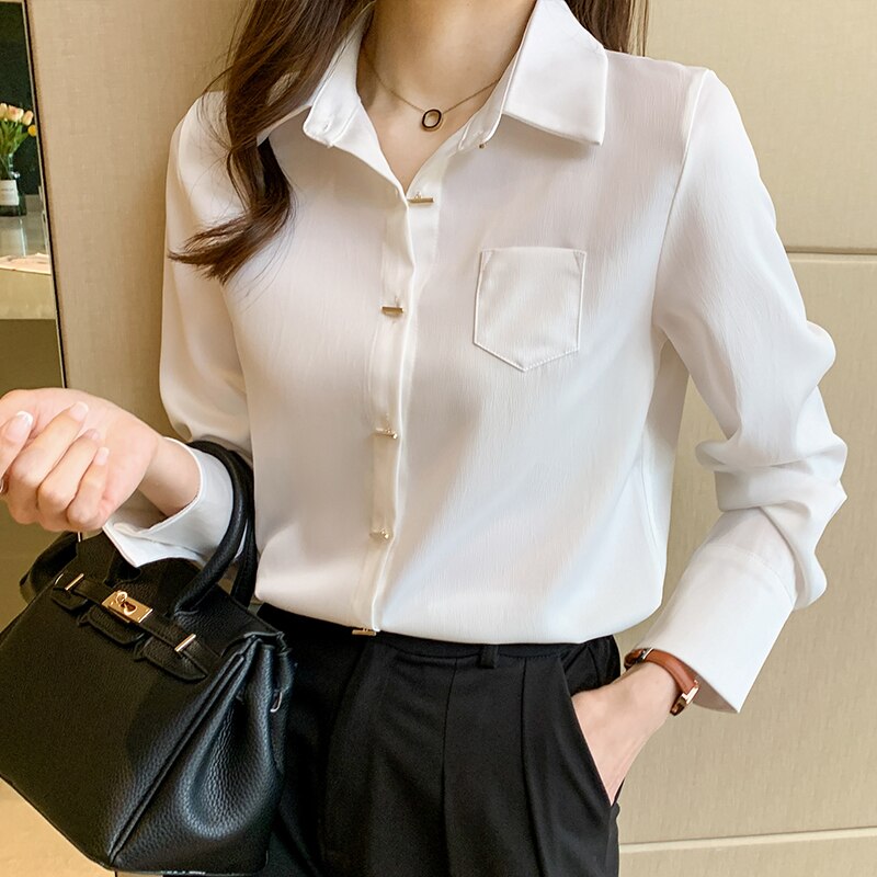 Damska koszula klasyczna z poziomymi guzikami