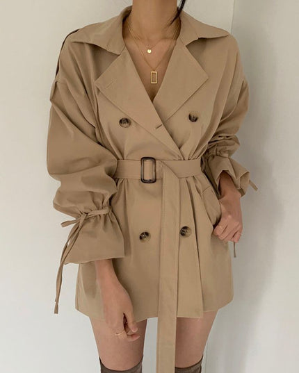 Damski płaszcz o kroju trencza