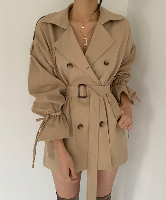 Damski płaszcz o kroju trencza