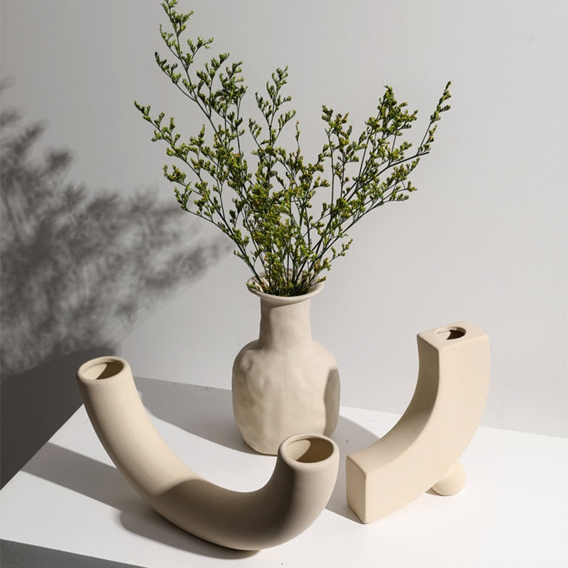 Wazon ceramiczny o nieregularnym kształcie w jasnym kolorze