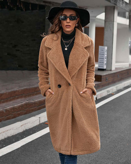 Damski płaszcz z futrzanego materiału zapinany na guzik