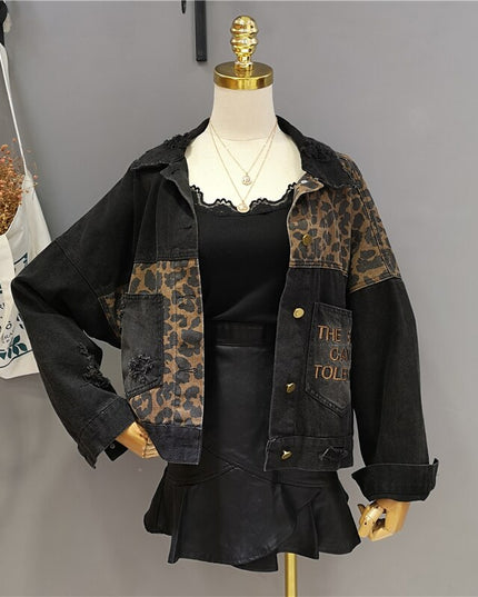 Damska kurtka jeansowa z napisami i wstawkami w zwierzęcy wzór