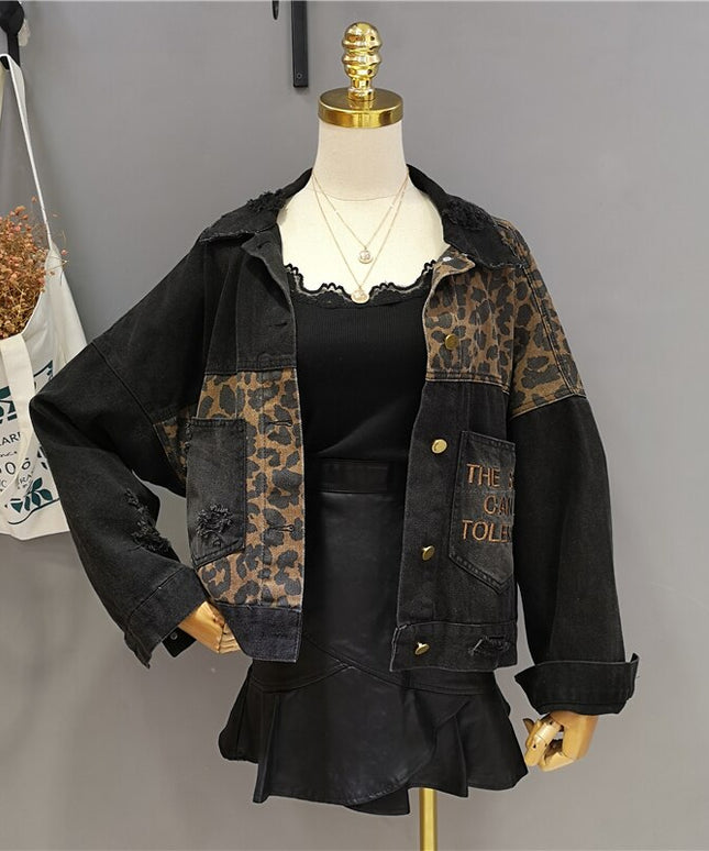 Damska kurtka jeansowa z napisami i wstawkami w zwierzęcy wzór