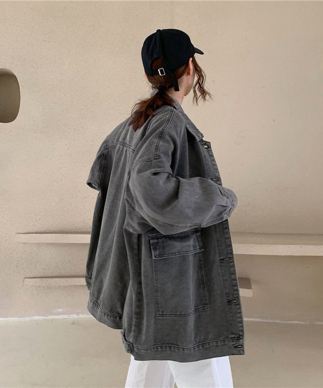 Damska kurtka jeansowa o kroju oversize z dużymi kieszeniami