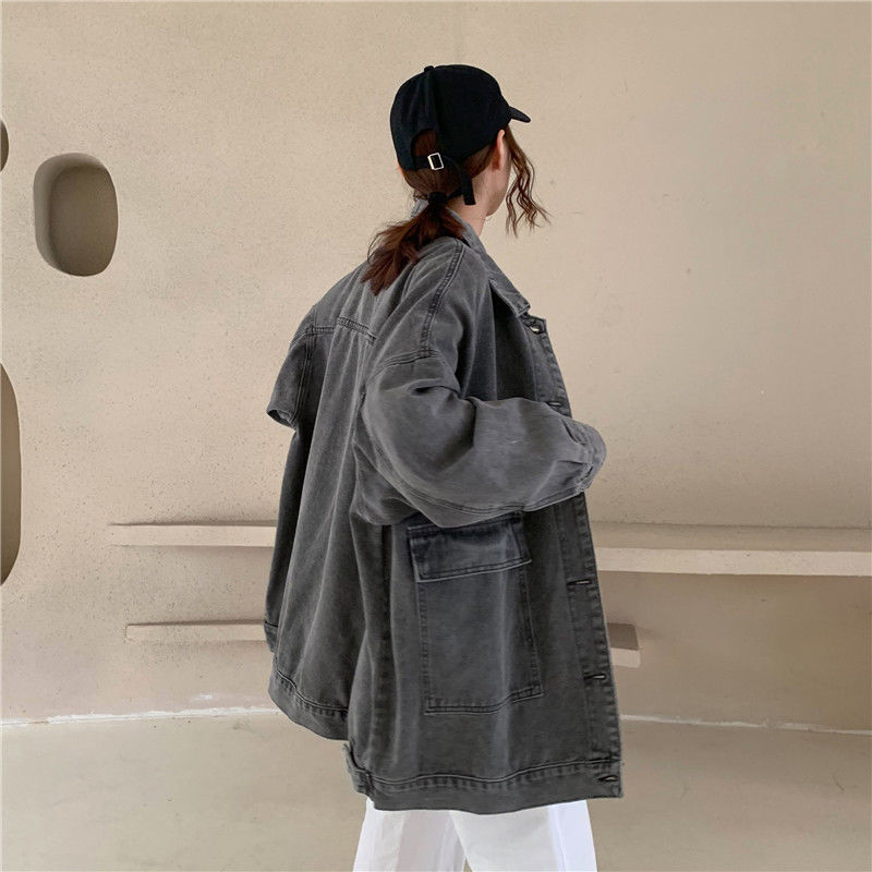 Damska kurtka jeansowa o kroju oversize z dużymi kieszeniami