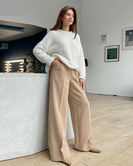 Damskie spodnie chinosy z szerokimi nogawkami podkreślające talię