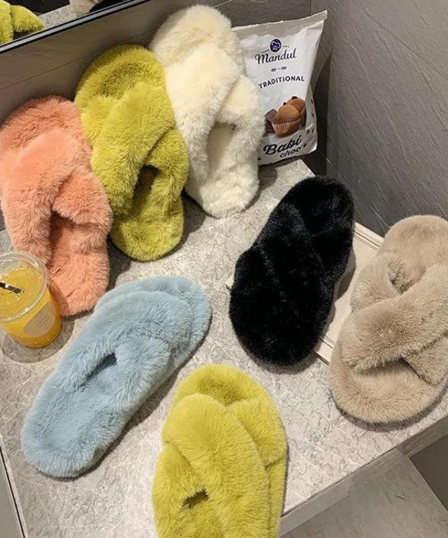 Damskie klapki futrzane z ozdobnym splotem