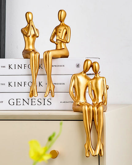 Figurka dekoracyjna postać w złotym kolorze