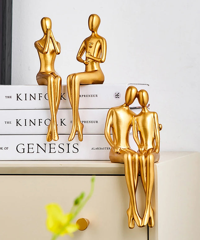 Figurka dekoracyjna postać w złotym kolorze