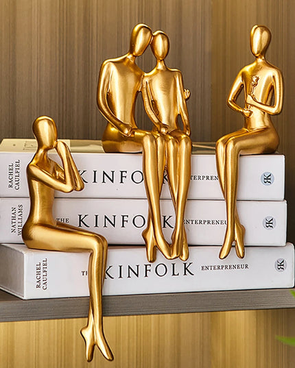 Figurka dekoracyjna postać w złotym kolorze