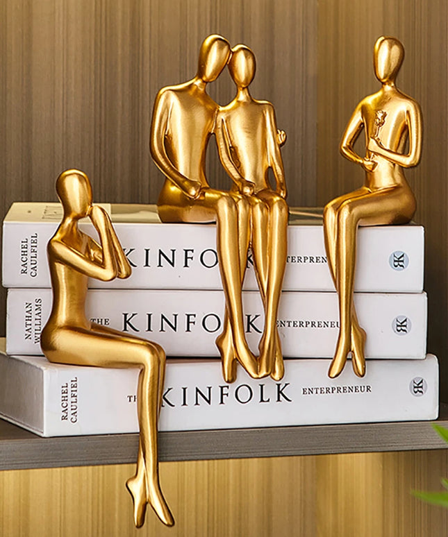 Figurka dekoracyjna postać w złotym kolorze