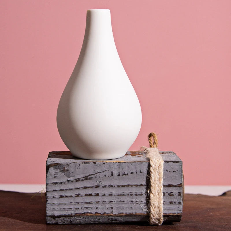 Wazon ceramiczny w jasnych kolorach reguralne kształty