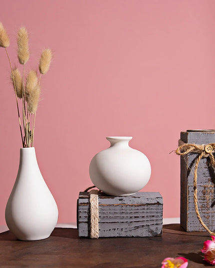 Wazon ceramiczny w jasnych kolorach reguralne kształty