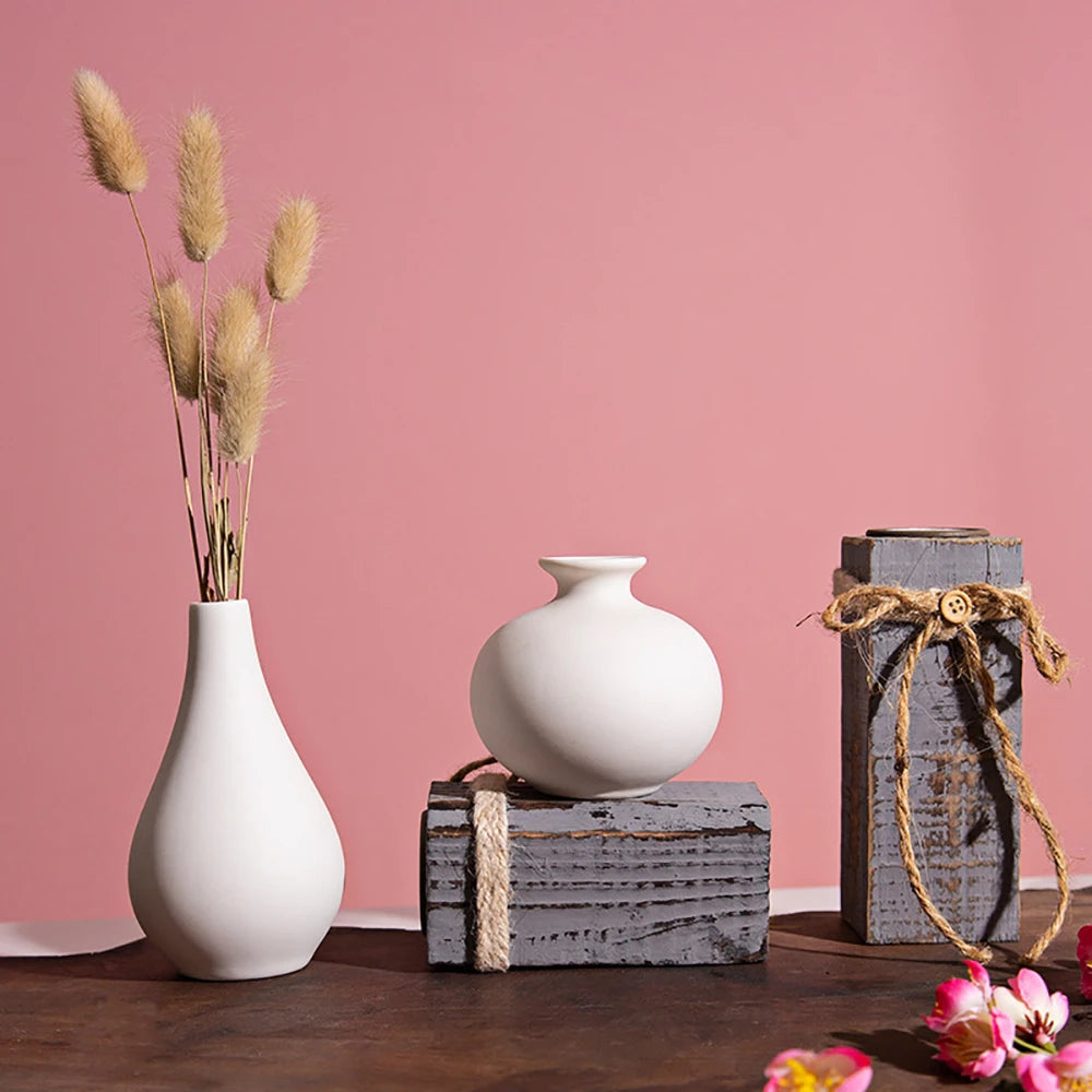 Wazon ceramiczny w jasnych kolorach reguralne kształty