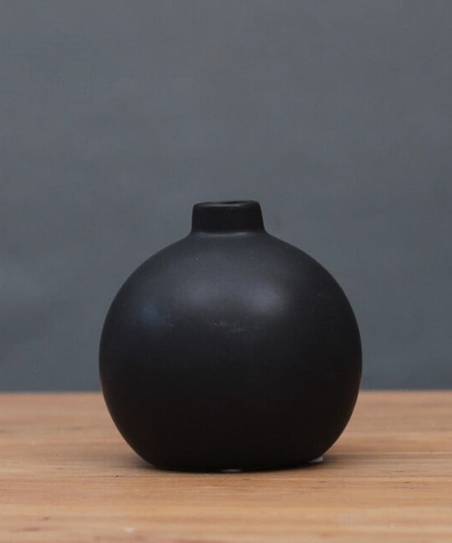 Wazon ceramiczny minimalistyczny w czarnym kolorze