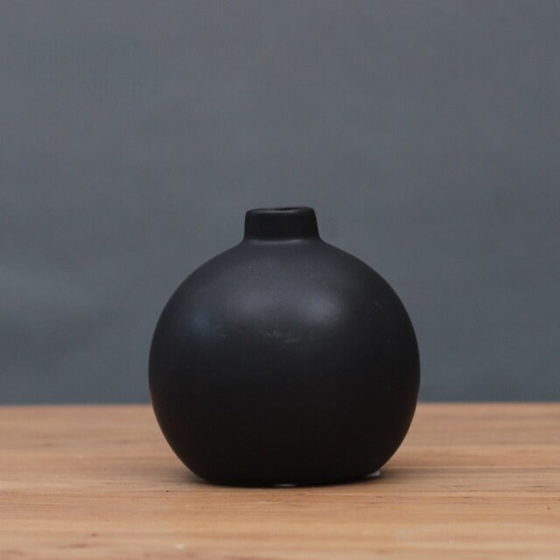 Wazon ceramiczny minimalistyczny w czarnym kolorze