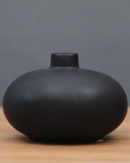 Wazon ceramiczny minimalistyczny w czarnym kolorze