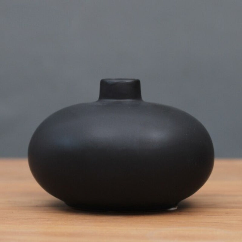 Wazon ceramiczny minimalistyczny w czarnym kolorze