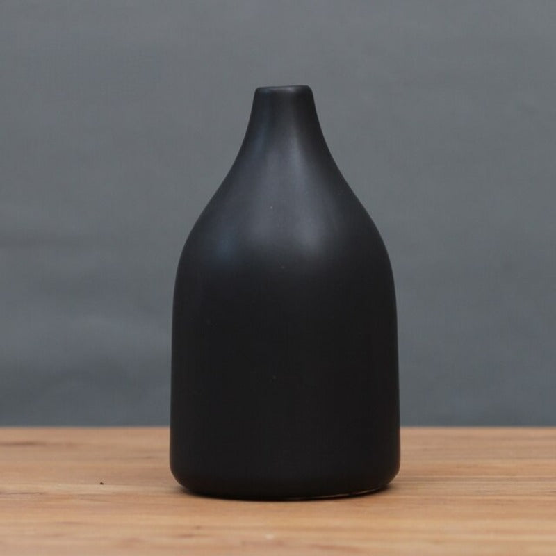 Wazon ceramiczny minimalistyczny w czarnym kolorze
