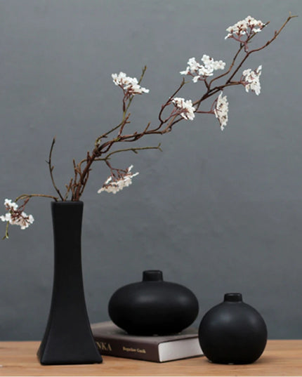 Wazon ceramiczny minimalistyczny w czarnym kolorze