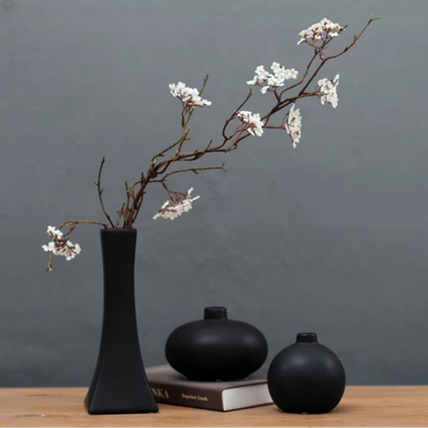 Wazon ceramiczny minimalistyczny w czarnym kolorze