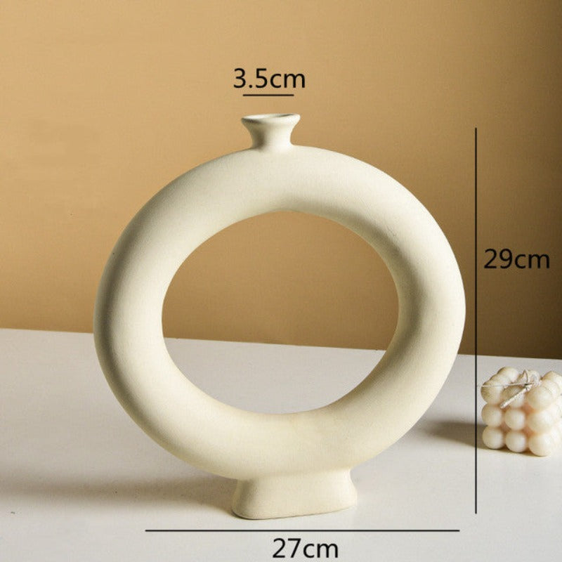 Wazon ceramiczny o nieregularnym kształcie w jasnym kolorze