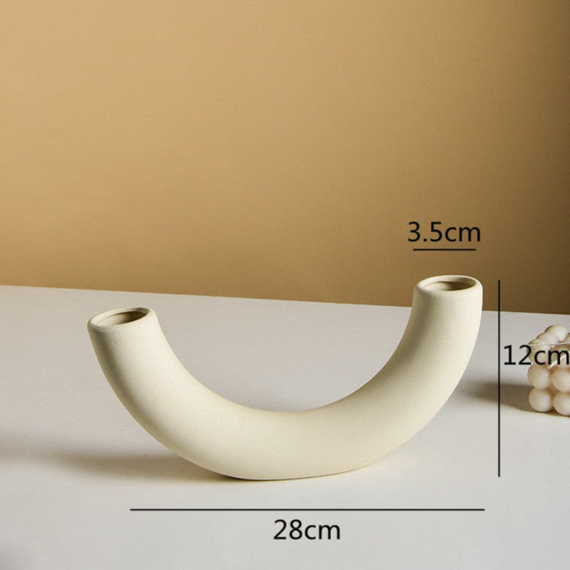 Wazon ceramiczny o nieregularnym kształcie w jasnym kolorze