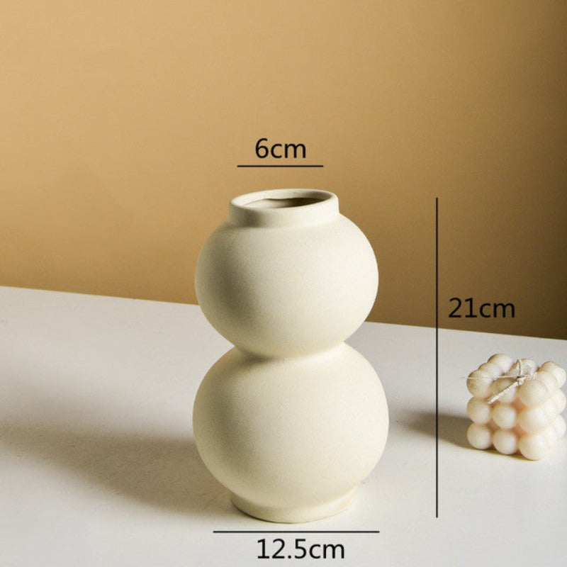 Wazon ceramiczny o nieregularnym kształcie w jasnym kolorze