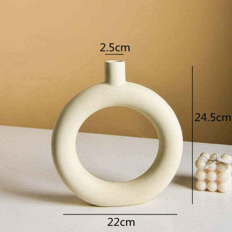 Wazon ceramiczny o nieregularnym kształcie w jasnym kolorze