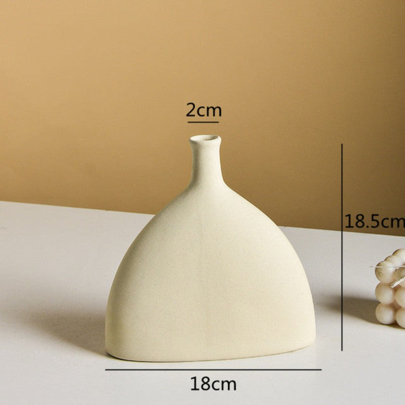 Wazon ceramiczny o nieregularnym kształcie w jasnym kolorze