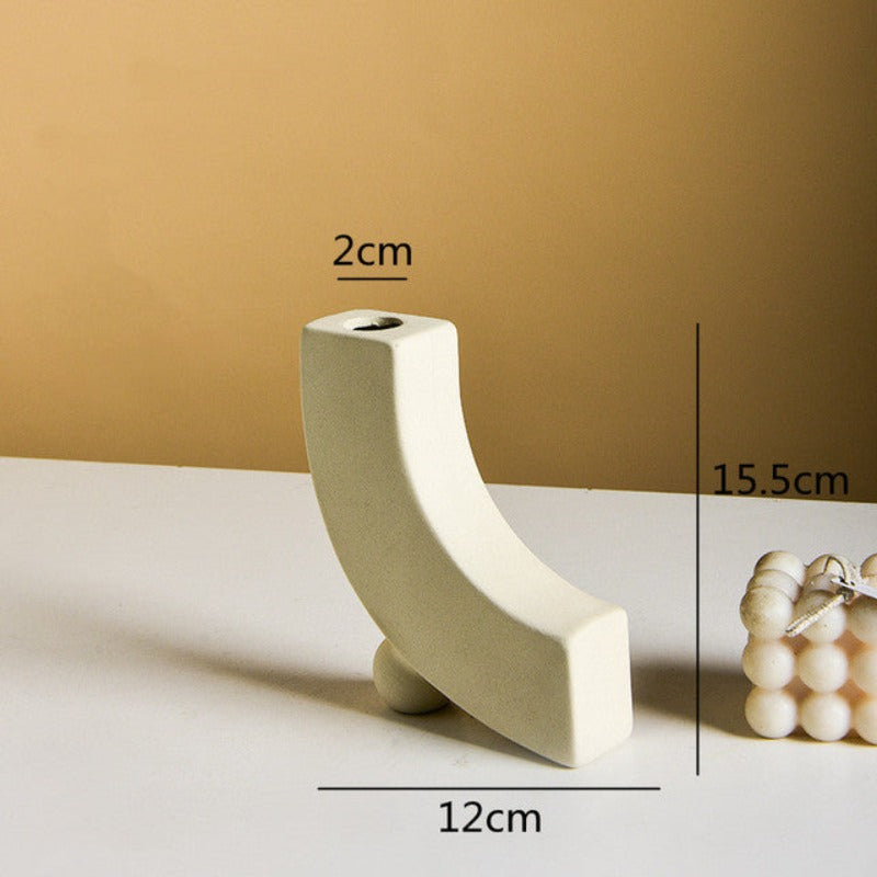 Wazon ceramiczny o nieregularnym kształcie w jasnym kolorze