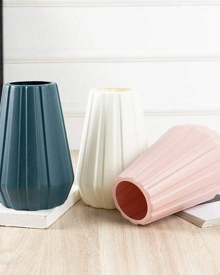 Wazon z prążkowanym wykończeniem nowoczesny styl