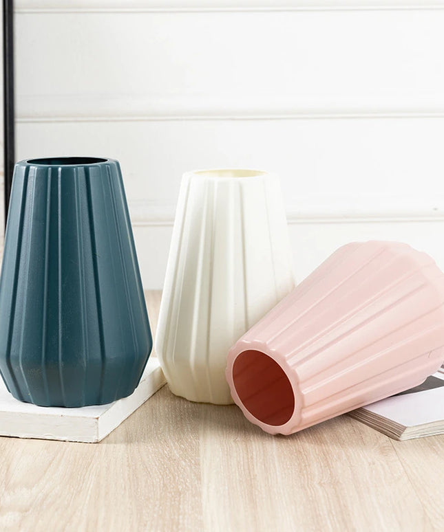 Wazon z prążkowanym wykończeniem nowoczesny styl