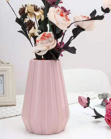 Wazon z prążkowanym wykończeniem nowoczesny styl