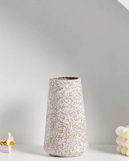 Wazon o chropowatym złotym wykończeniu