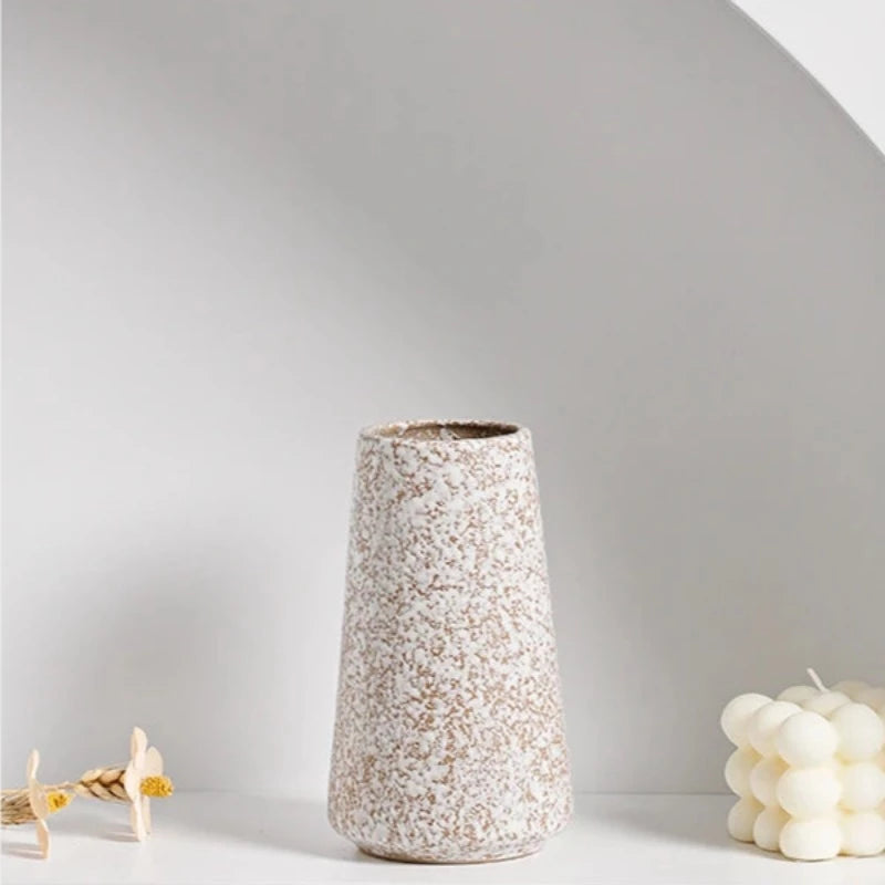 Wazon o chropowatym złotym wykończeniu