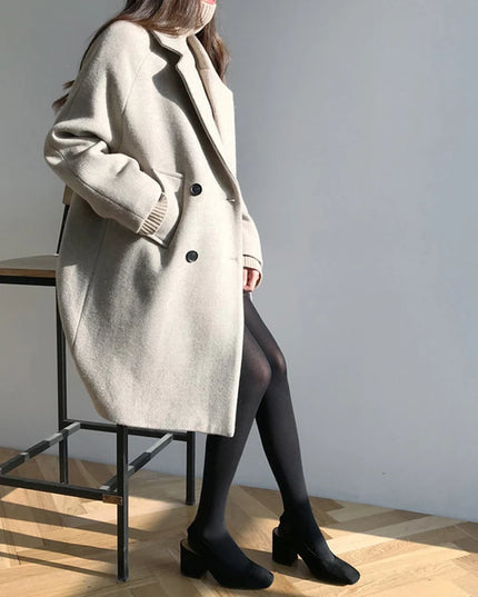Damski płaszcz dwurzędowy z kieszeniami