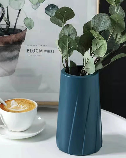 Wazon o prostym kształcie w jasnych kolorach