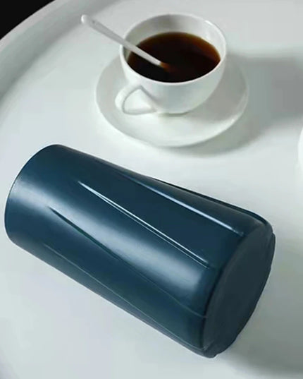 Wazon o prostym kształcie w jasnych kolorach