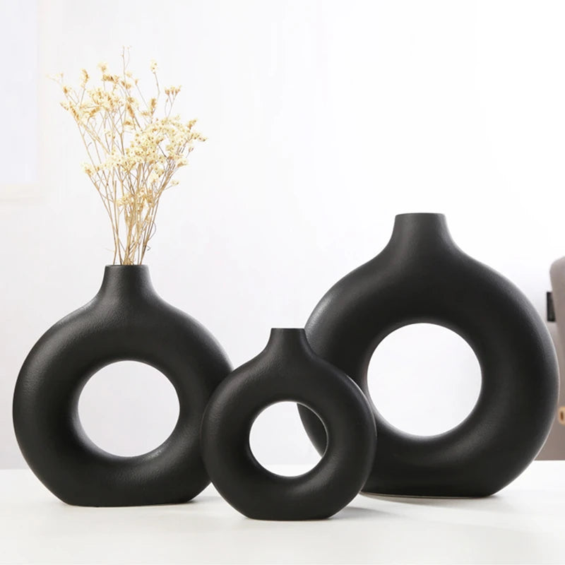 Wazon dekoracyjny ceramiczny okrągły w czarnym kolorze