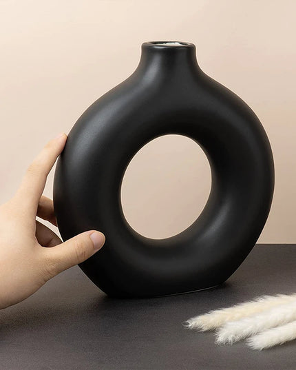 Wazon dekoracyjny ceramiczny okrągły w czarnym kolorze